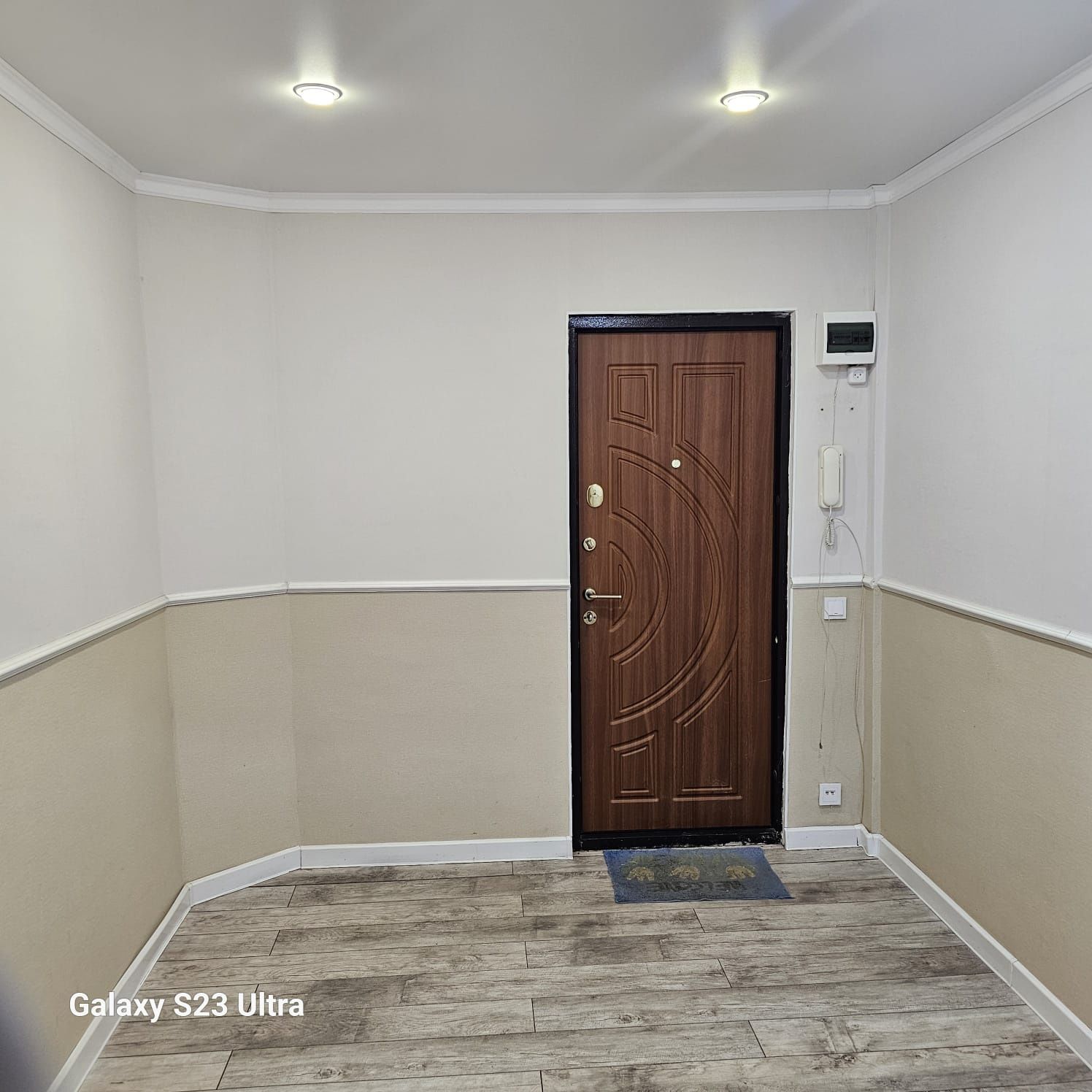 Продам 2 к.кв на 1/5 этаже. Район 8 микр.