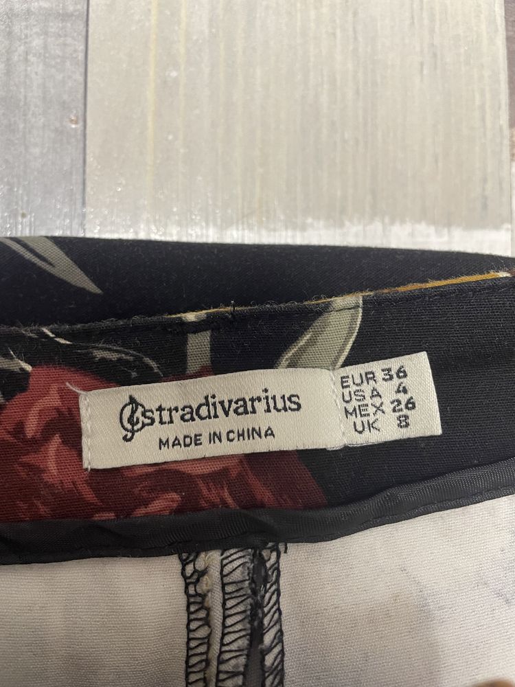 Флорален панталон на Stradivarius