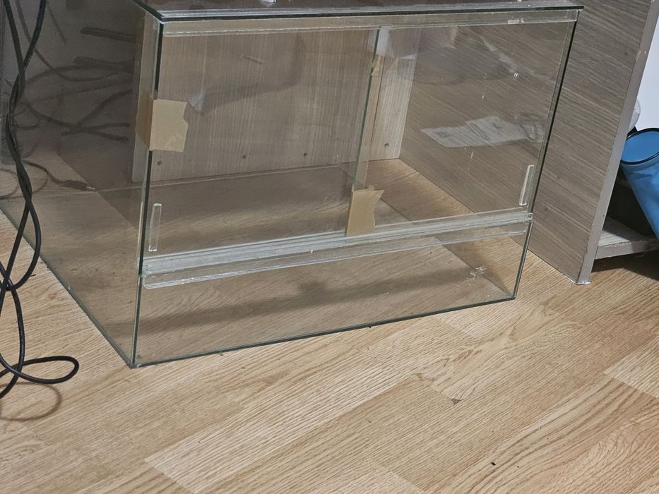 Terariu din sticla cu usi glisante pentru nevertebrate