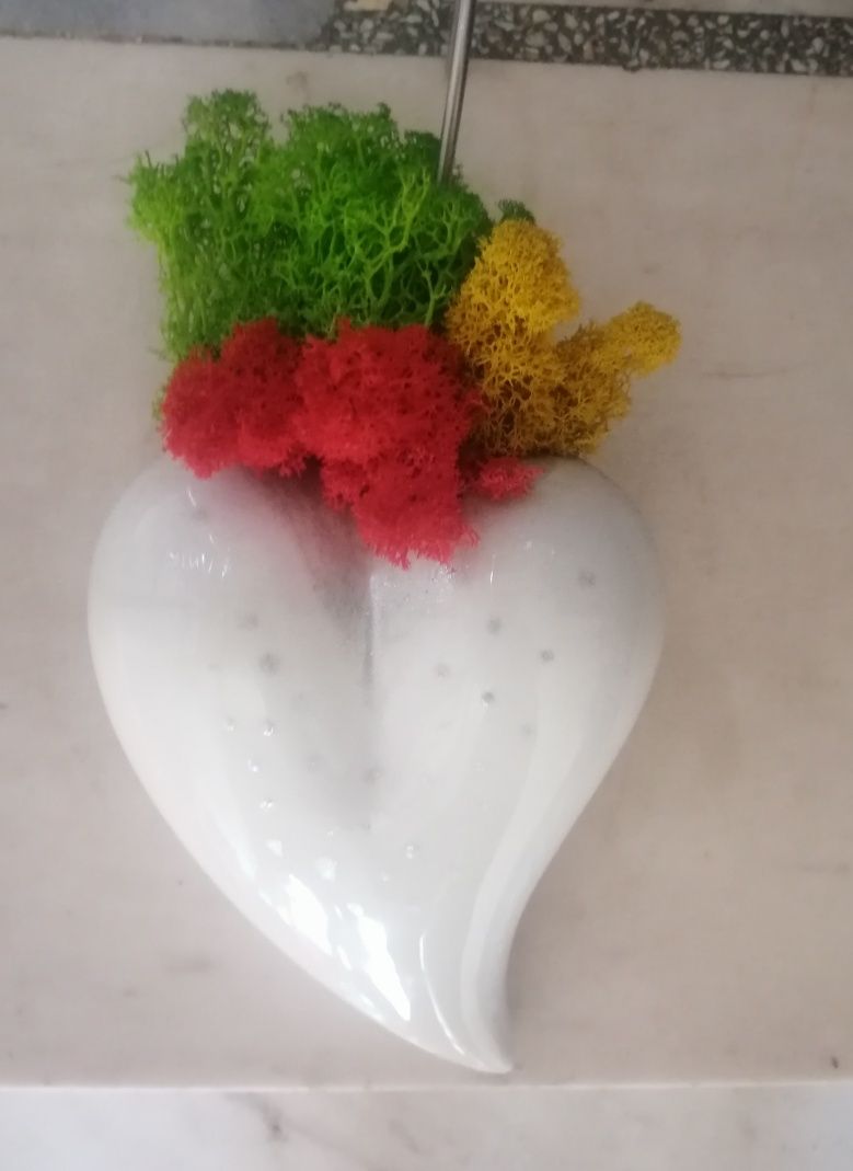 Нова керамична ваза Уникат - сърце с букет от Скандинавски мъх