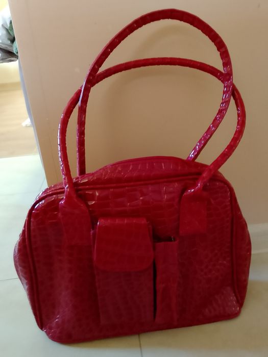 Дамска чанта ,червен лак