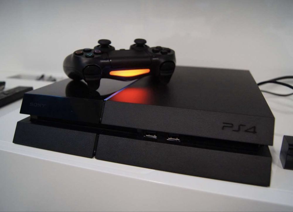 Продаю PS4 в иделе и Диск от Гта последний Майнкрафт