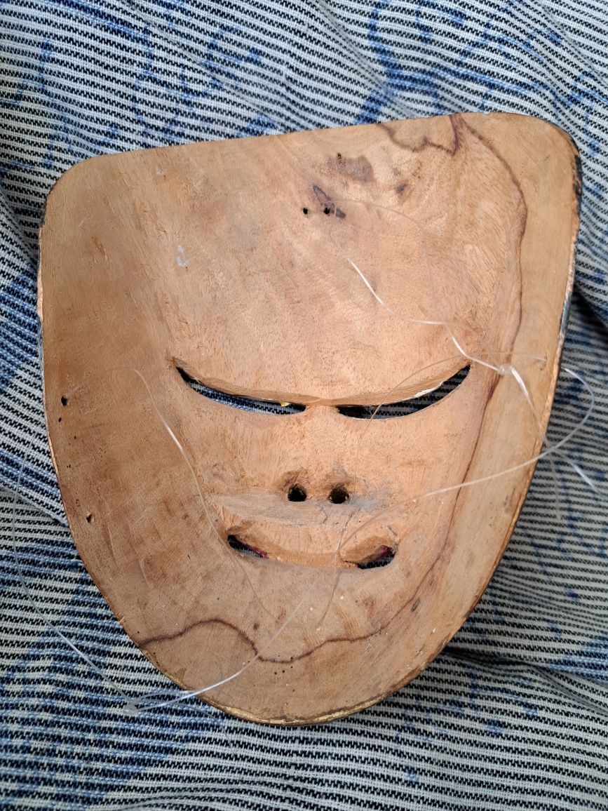 Много стара индонезийска дървена маска