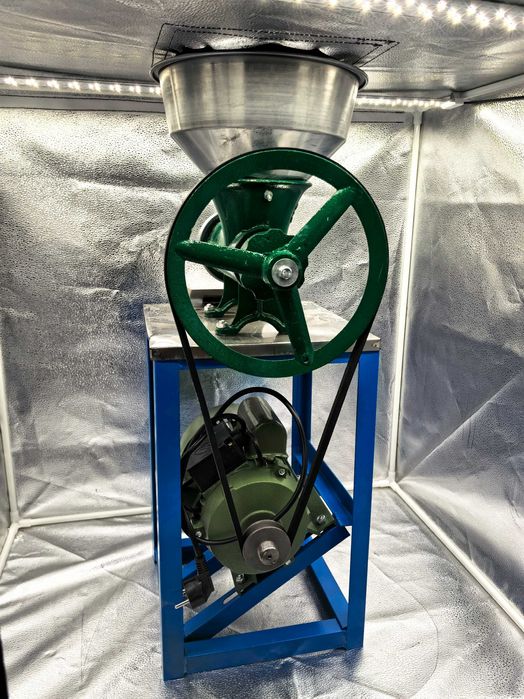 Masina de carne cu masa si motor 1.5 kW 699 lei