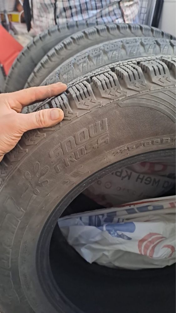 Продам шины, резину шипованную зимнюю R17