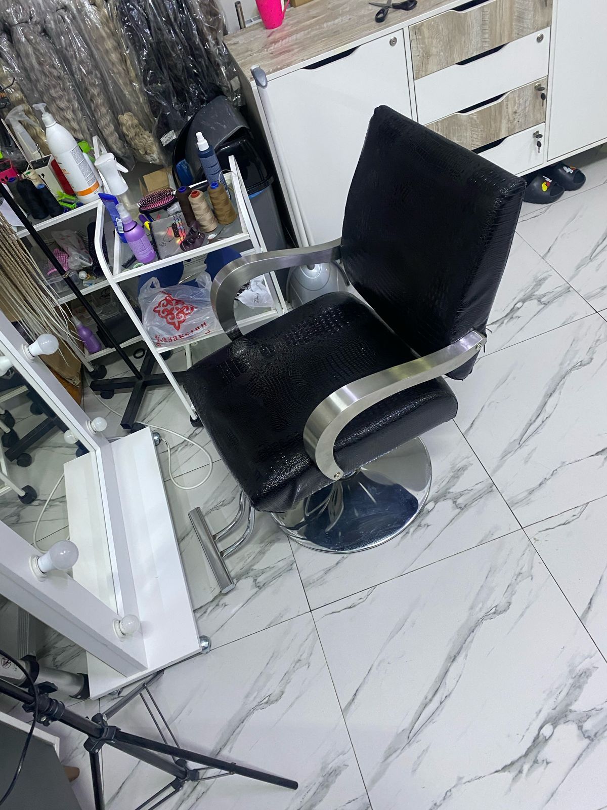 Кресло парикмахерское почти новое