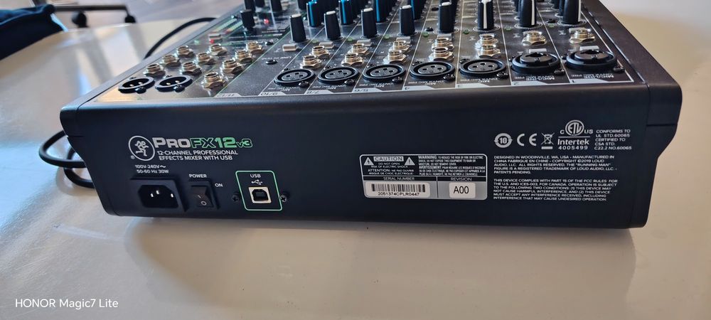 Продавам миксер Mackie ProFX12v3