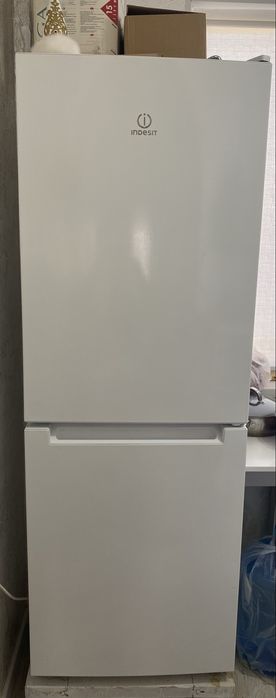 Продаю холодильник Indesit!