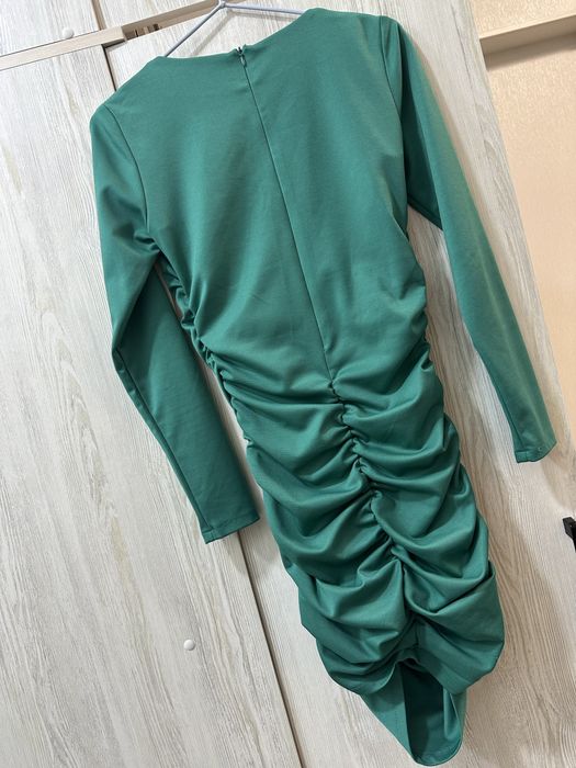 Платье изумрудного цвета