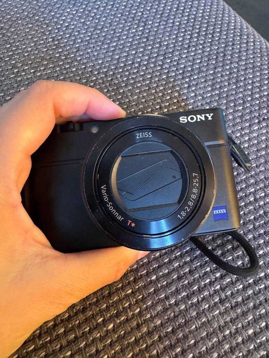 Продавам Sony RX100 III - компактна камера с професионални възможности