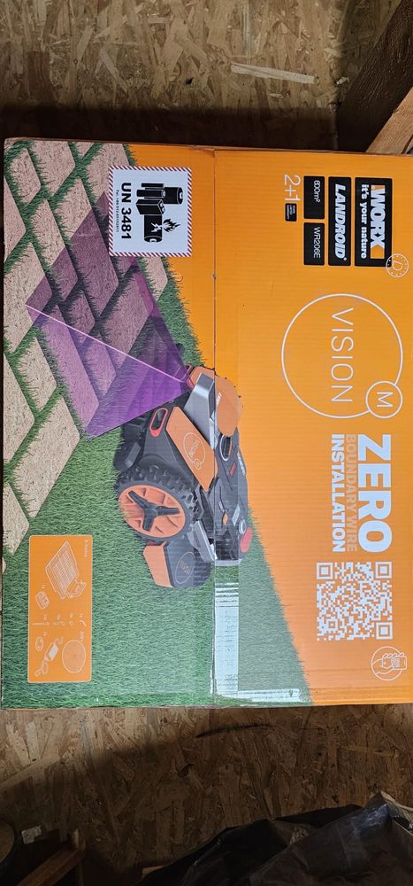 Robot tuns iarba Worx Vision Landroid M600 WR206E cu faruri WA0711
