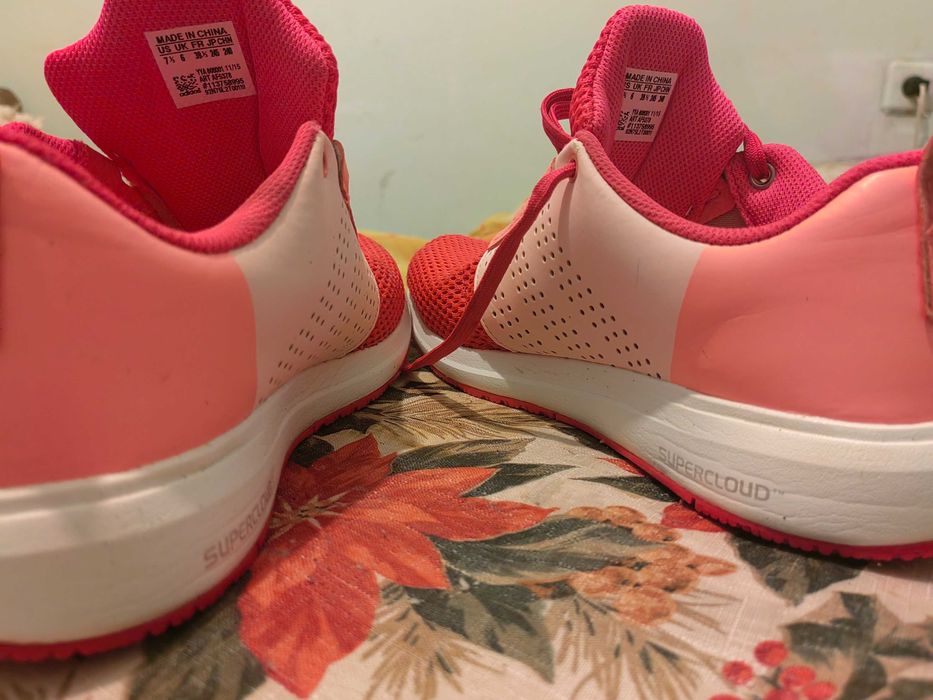 Нови оригинални и без забележки,купени от чижбна.