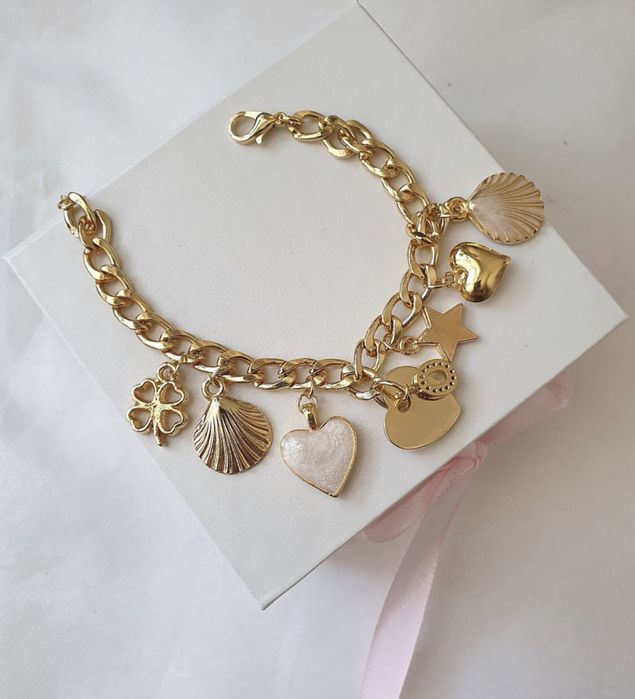 Браслет с подвесками на подарок