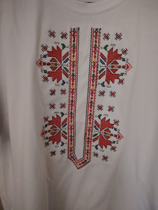 Нова тениска със Шевица