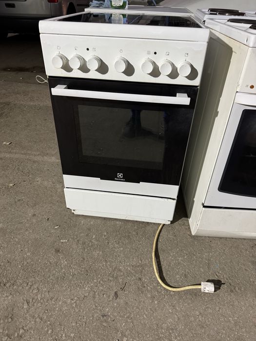 Печка с керамични котлони electrolux