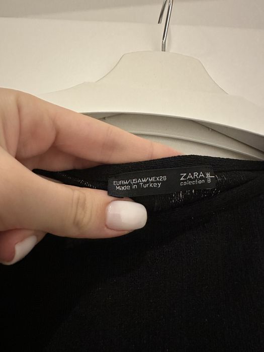 Къса черна блузка на Zara с дълъг ръкав между С и М