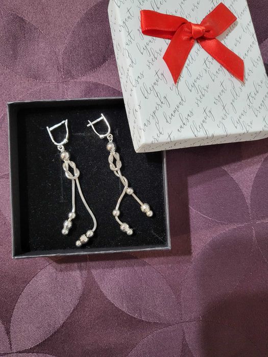 Дамски сребърни обеци.