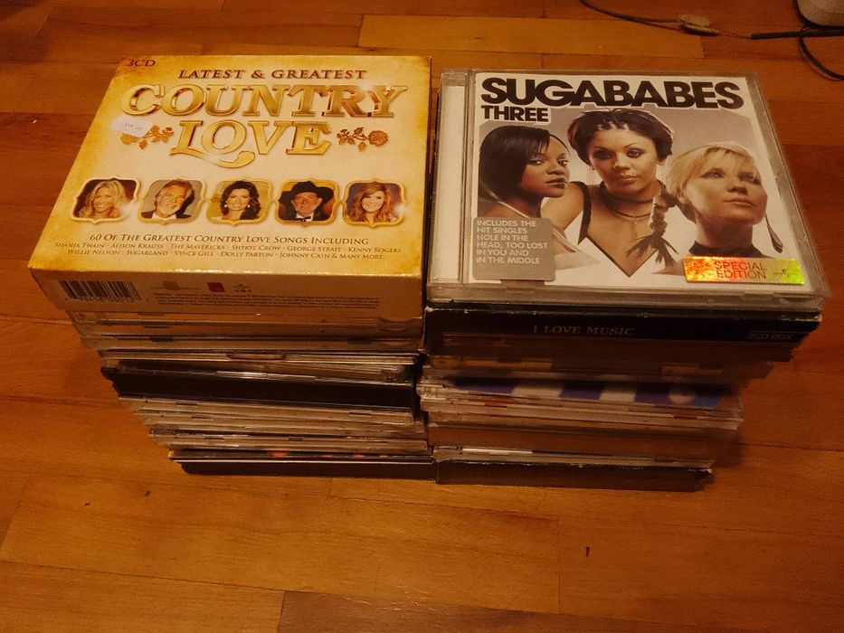 40 броя оригинални дискове (CD) с английска музика