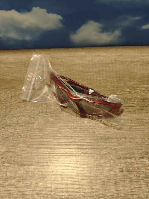 Слънчеви очила (червен цвят)