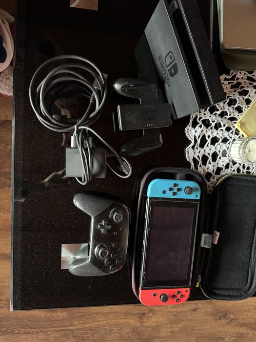 Nintendo Switch Nintendo Switch с допълнителен контролер и калъф