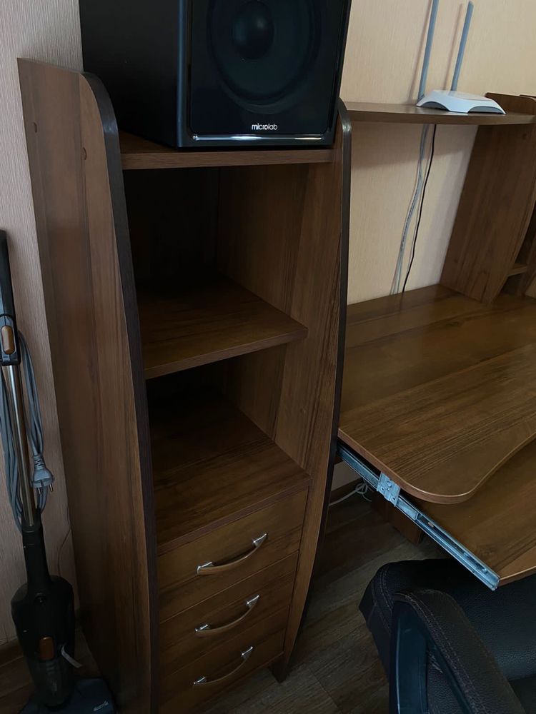 Продам компьютерный стол