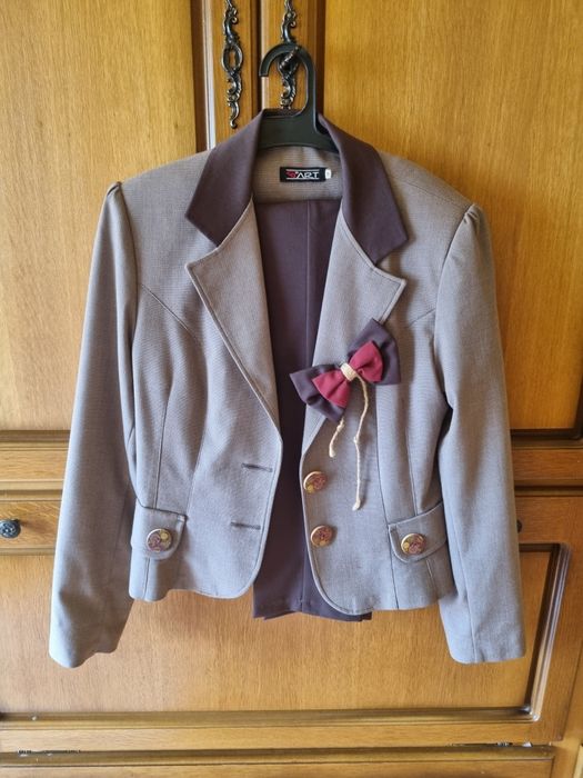 Vând costum cu pantaloni