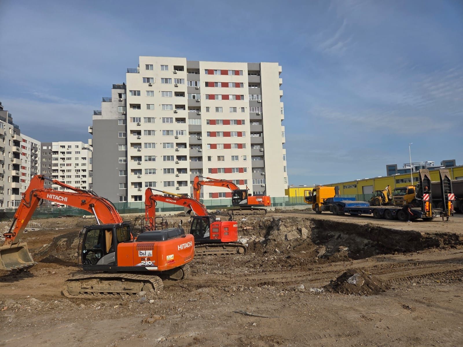 INCHIRIEZ Excavator senile CAT - Volvo - Hitachi - JCB