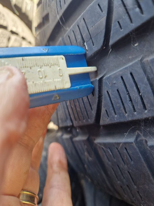 două cauciucuri 235 45 18, de iarnă,m×s