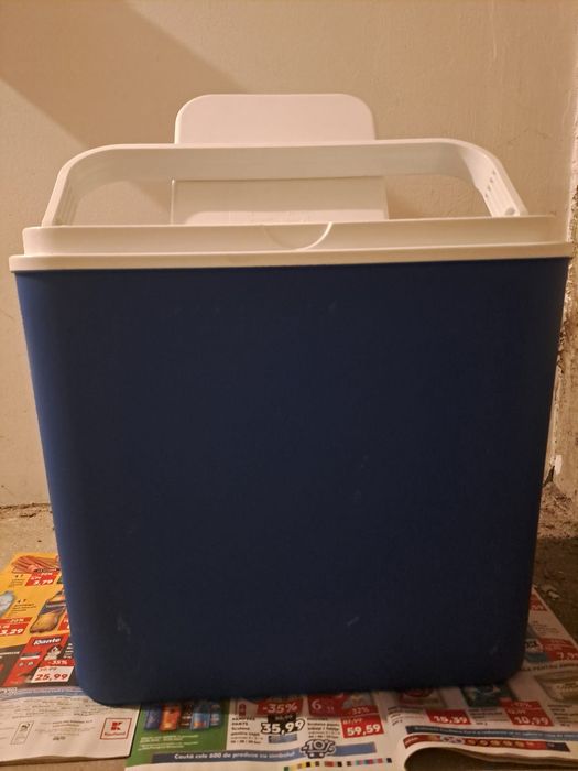 Mini lada frigorifica cu baterii de gheață