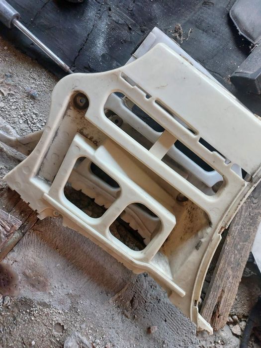 Част от предна  броня е90 е91 бмв  2.0д 177кс bmw e90 e91 2.0d