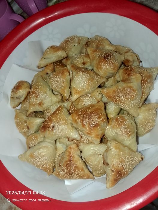Кўйней худди расимдака туради