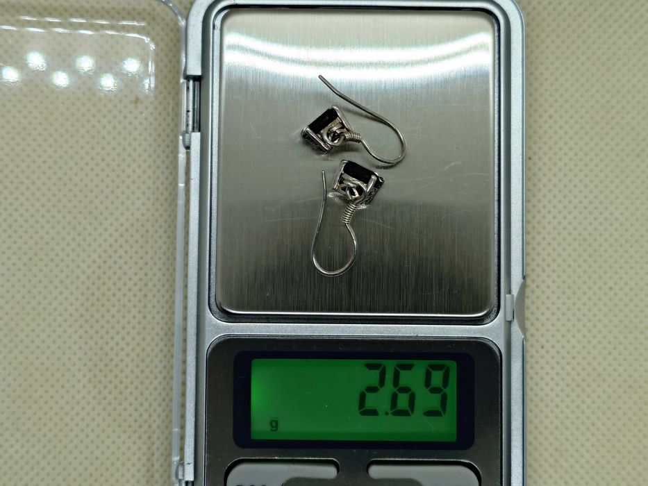 Cercei din argint cu onix fațetat – montură cu gheare, pe tortițe