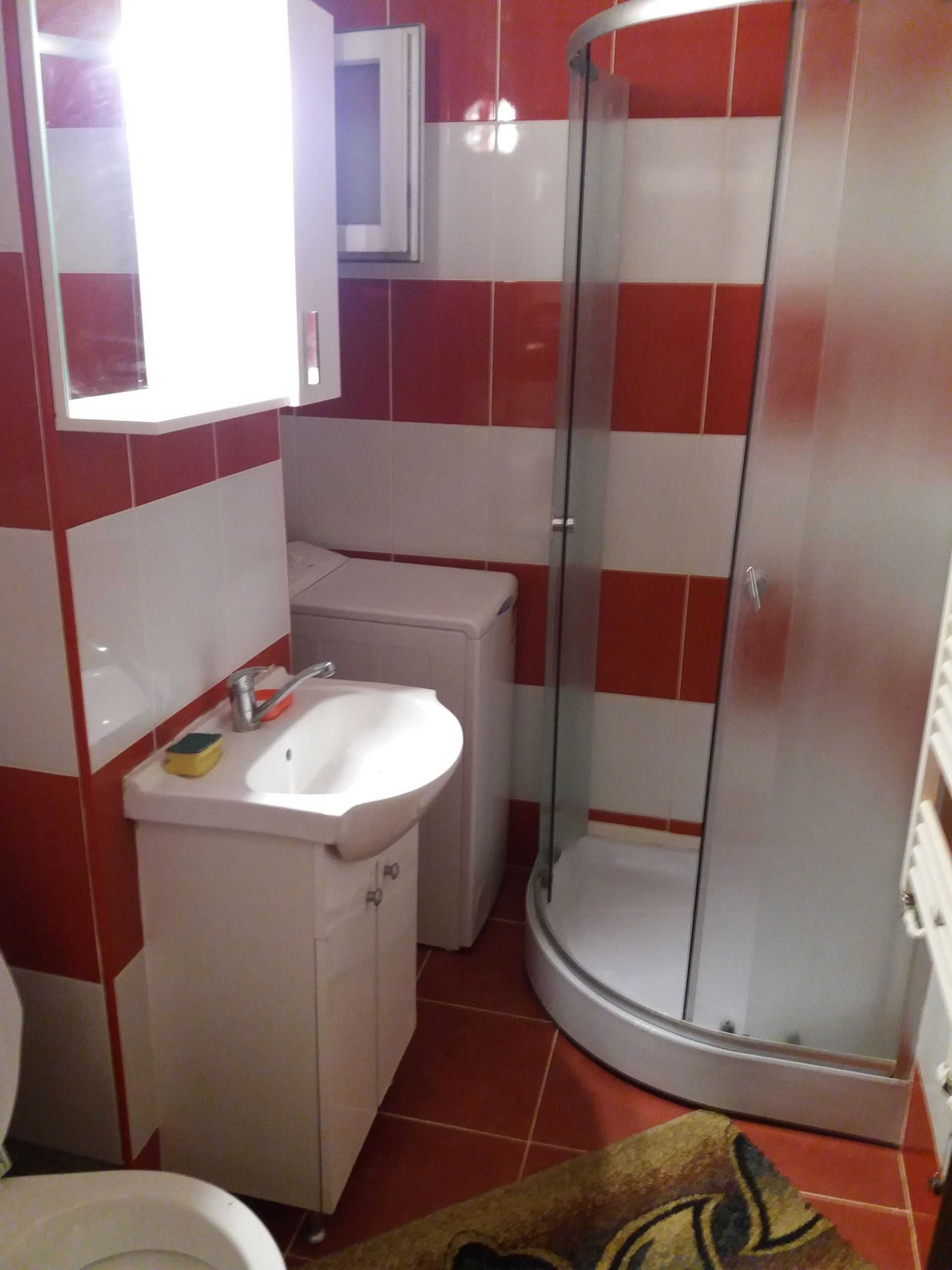 Camera de inchiriat la apartament cu 3 camere.