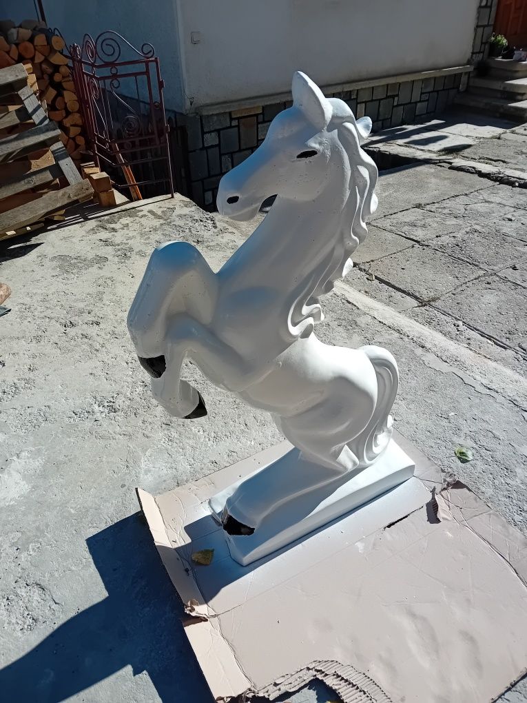 Căluți decorațiuni grădină din ciment alb