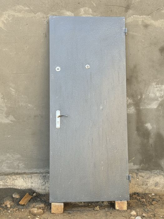 Дверь железная в хорошем состоянии