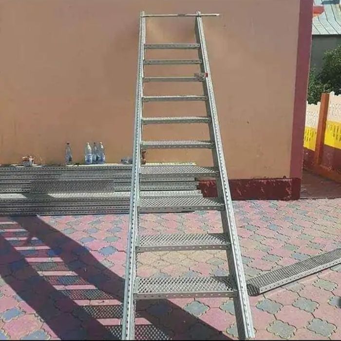 Scara metalica la comanda