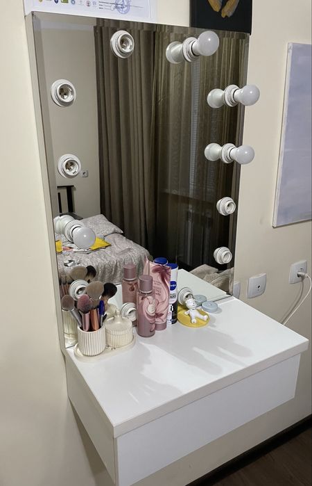 Настенное зеркало  с полкой