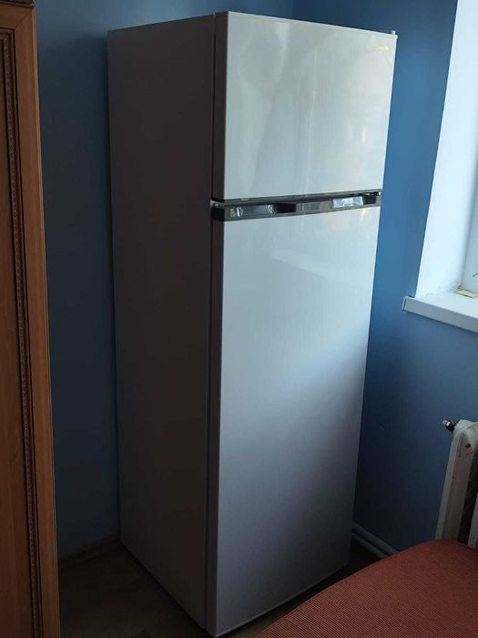 Vînd frigider Sharp, aflat într-o stare excelentă