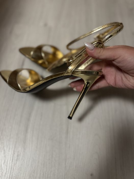 Златни сандали Mango