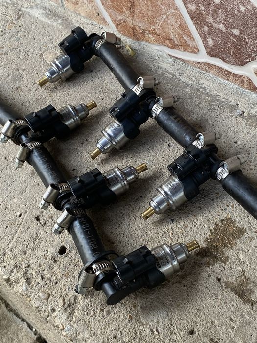 Части от газова уредба, дюзи, компютър и бутилка.