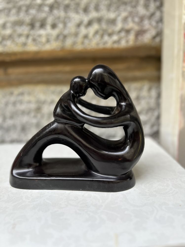 Статуетка от декоративен черен камък. .