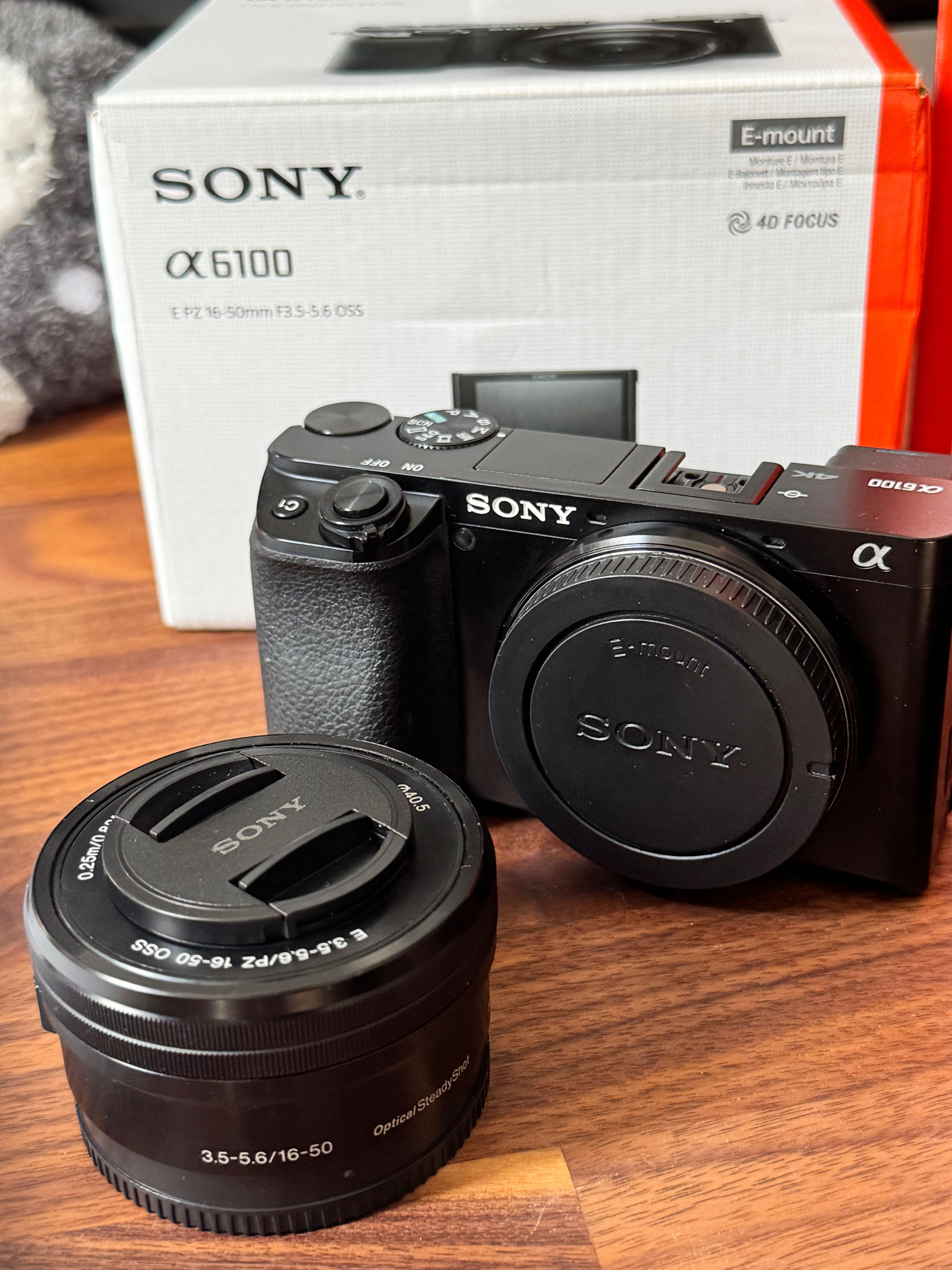 Sony A6100 в гаранция с два обектива