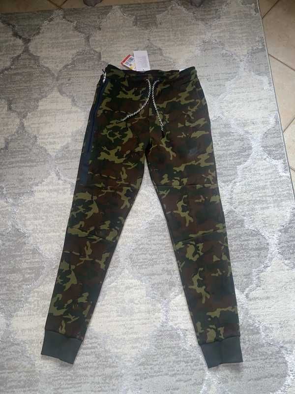 100% Оригинален Nike Tech Fleece в размер S