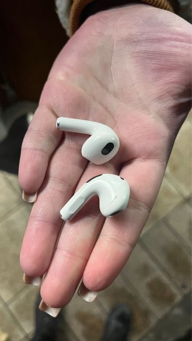 Продам наушники левый ухо и правый ухо от Airpods 3
