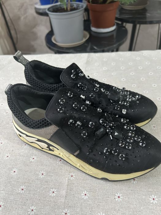 Продаются кроссовки