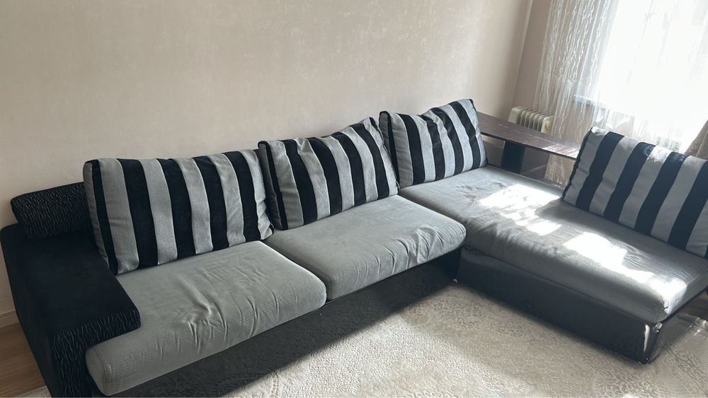Угловой диван в хорошем состоянии
