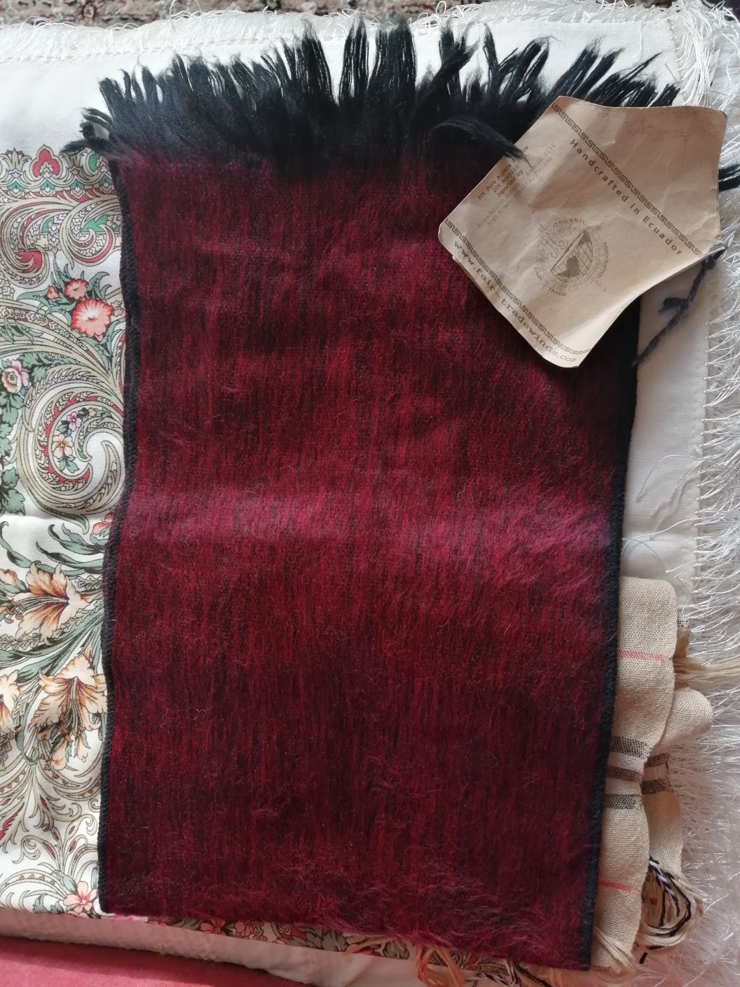 Дамски шалове, 100% кожени чанти и червени ръкавици