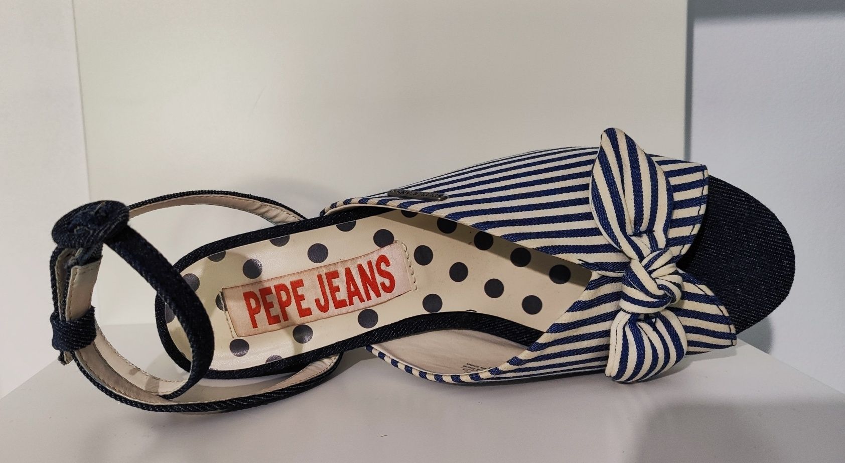 Сандали с ток на Pepe Jeans