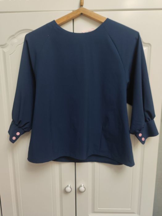 Блузка с розовой лентой.