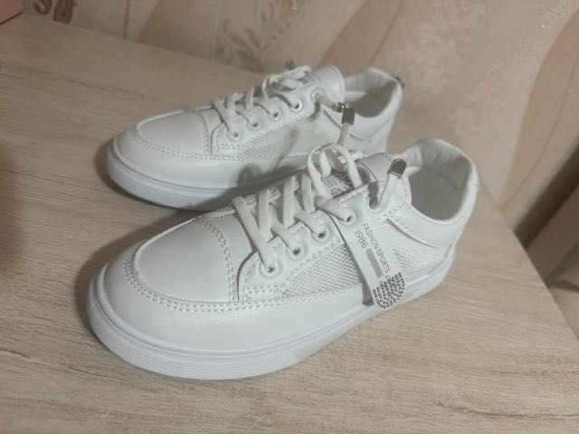 Кроссовки женские